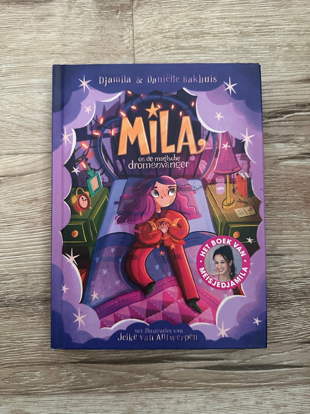 Mila en de magische dromenvanger - Djamila & Daniëlle Bakhui, Boeken, Ophalen of Verzenden, Zo goed als nieuw, Fictie