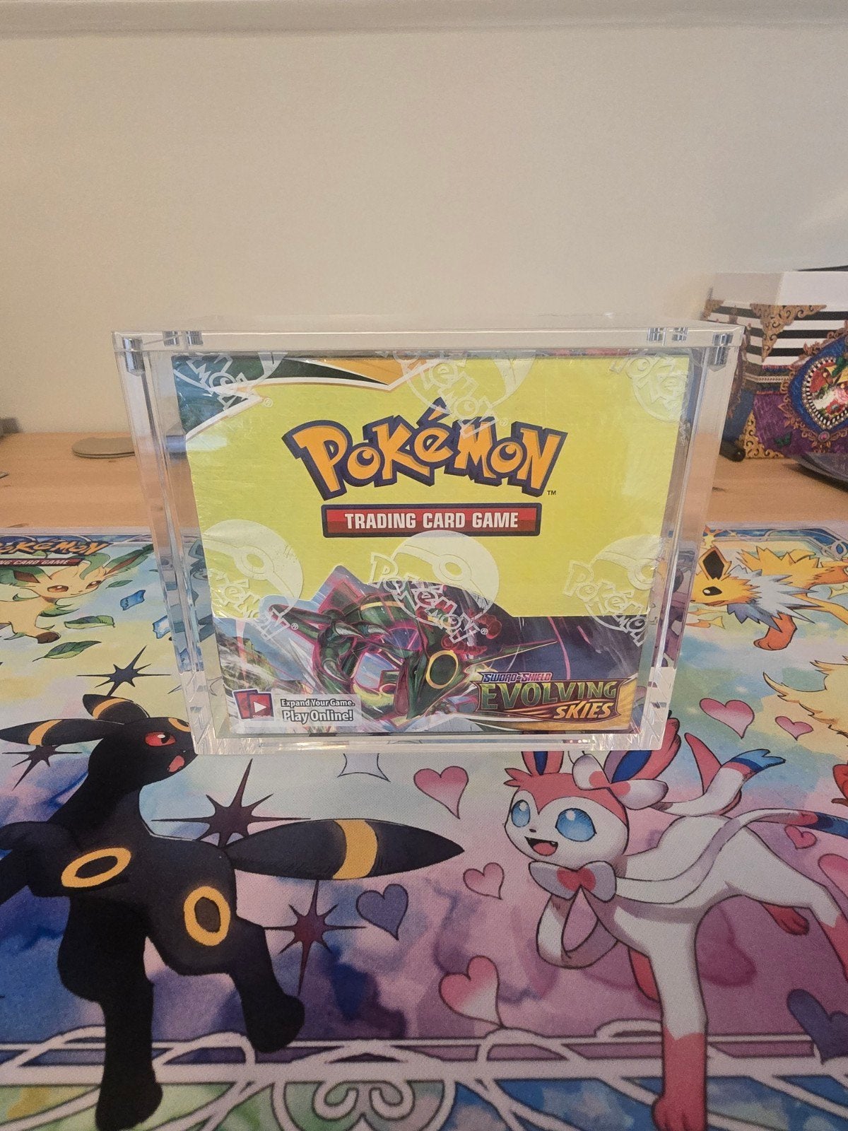 Pokémon Evolving Skies Boosterbox MINT in Acrylcase, Ophalen of Verzenden, Nieuw, Boosterbox