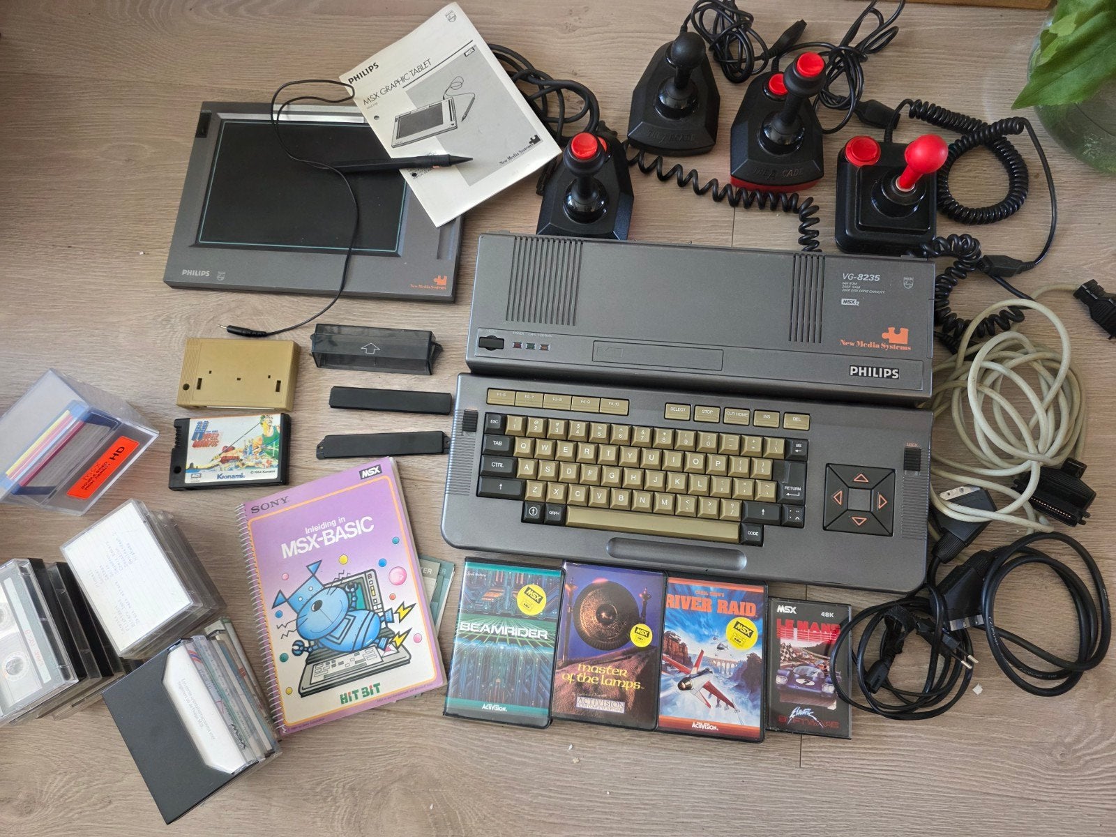Philips MSX VG-8235 met veel accessoires en spellen, Spelcomputers en Games, Ophalen of Verzenden, Zo goed als nieuw