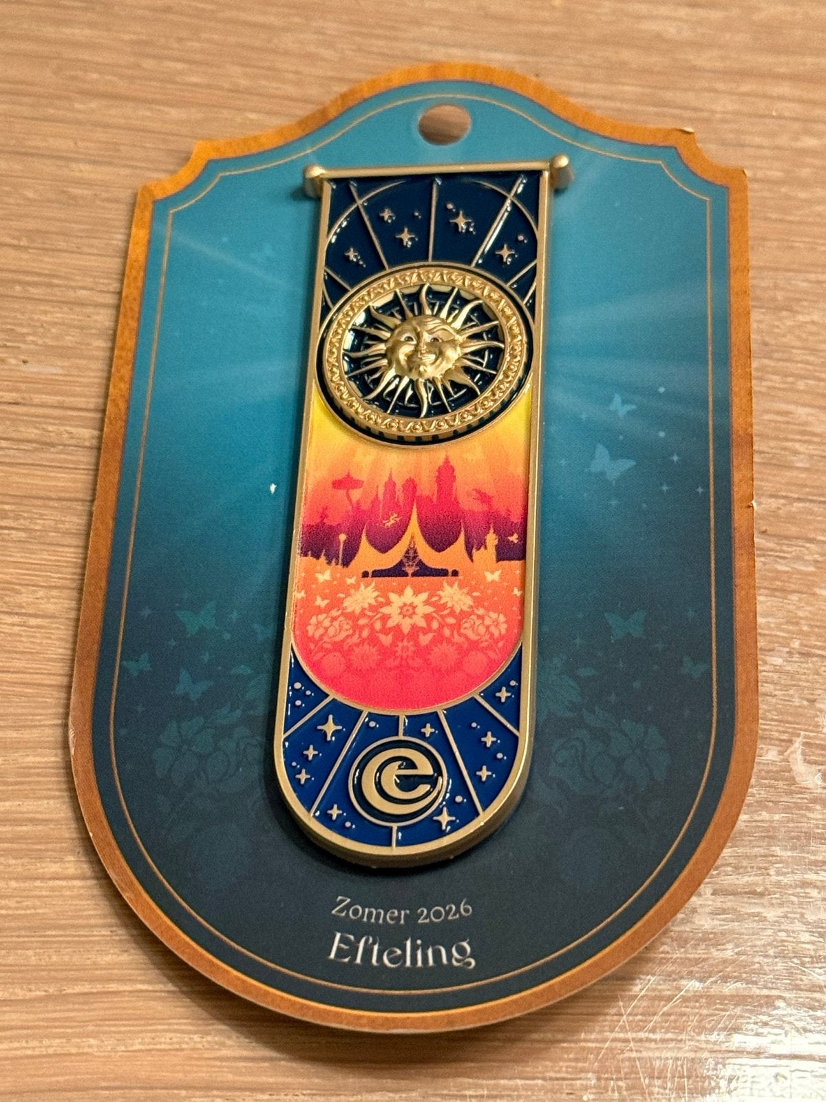 Efteling Zomer 2026 Pin - Zon en Kasteel Design, Verzamelen, Ophalen of Verzenden, Nieuw, Button of Speldje