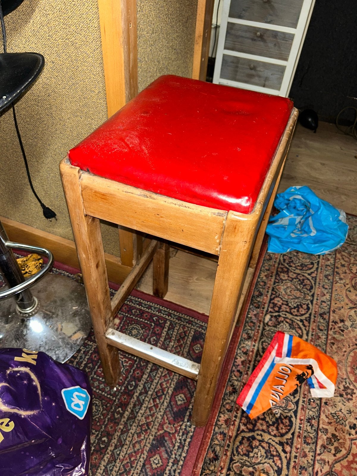 Oude houten kruk met rood kunstleren zitting, Ophalen, Gebruikt, Hout