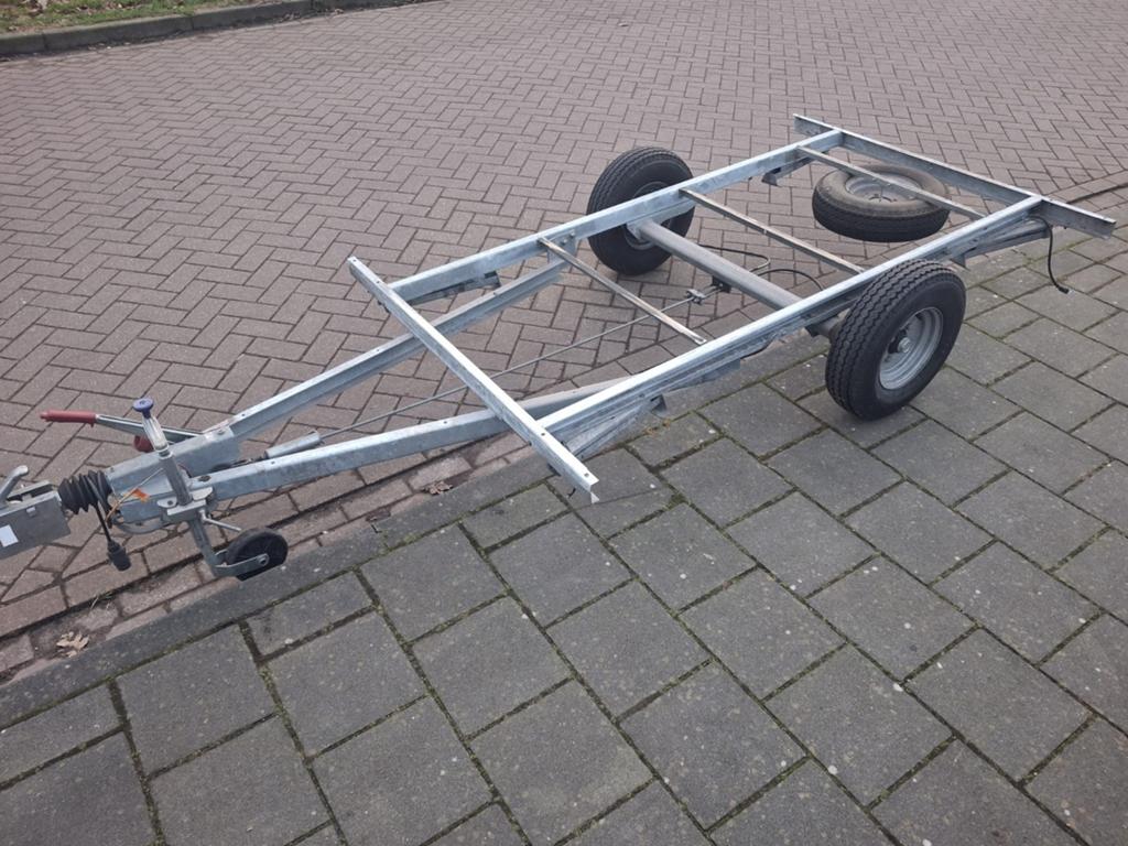Geremd aanhanger onderstel!, Ophalen
