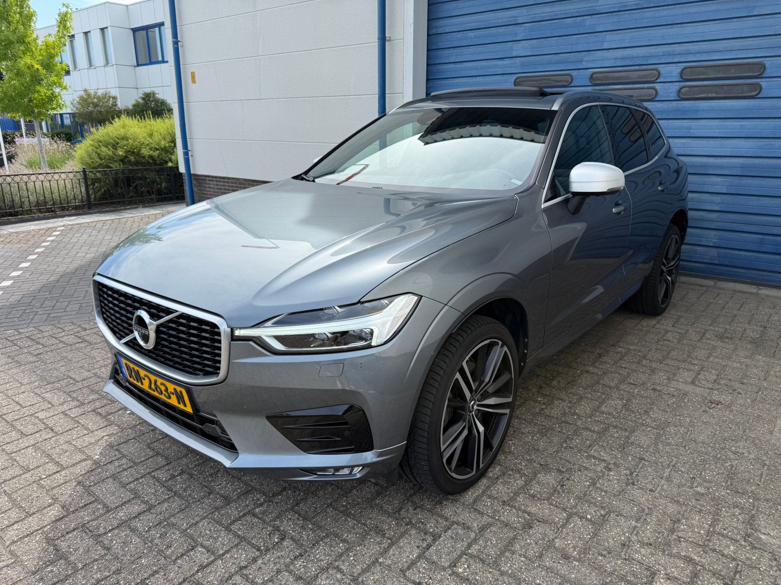 Volvo XC60 T5 254pk AWD 2018 Grijs R-Design Pano Luchtvering, Auto's, Automaat, 1969 cc, 1714 kg, XC60