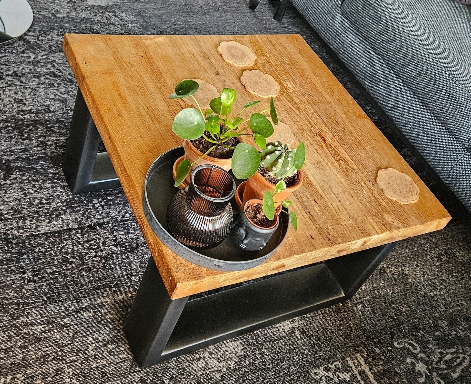 Robuuste salontafel van teakhout en metaal, Huis en Inrichting, Tafels | Salontafels, Ophalen, Gebruikt, 50 tot 100 cm, Industrieel, Modern, Landelijk