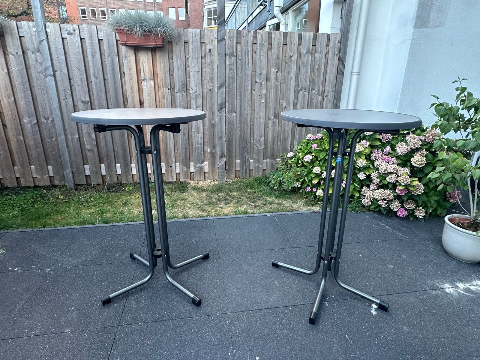2 inklapbare grijze statafels met lichtgrijze rokken, Ophalen of Verzenden, Zo goed als nieuw