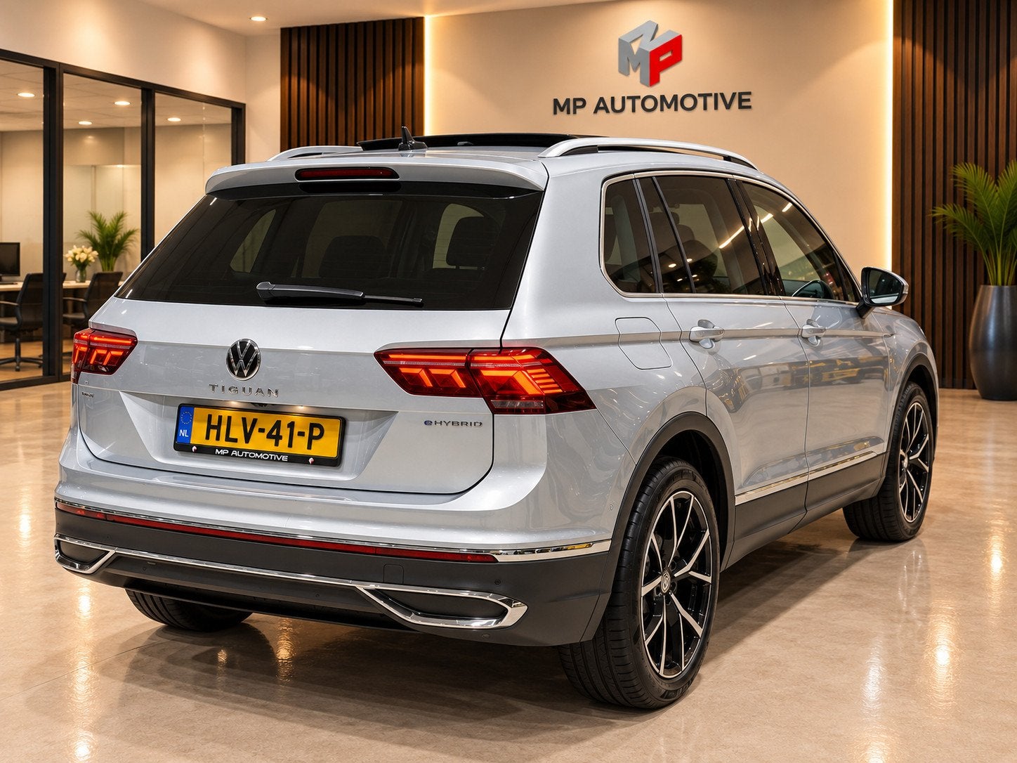 Volkswagen Tiguan 1.4 TSI eHybrid R-Line|Pano|Memory|IQ|360|, Auto's, Dealer onderhouden, 4 cilinders, 150 pk, 1711 kg
