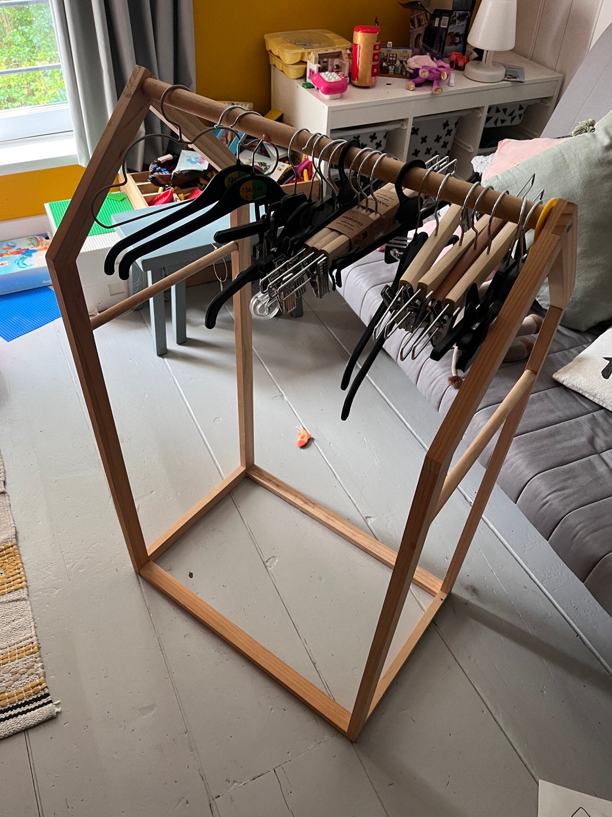 Houten kledingrek in huisvorm - ideaal voor kinderkamer, Ophalen, Gebruikt, 100 tot 150 cm, 50 tot 100 cm