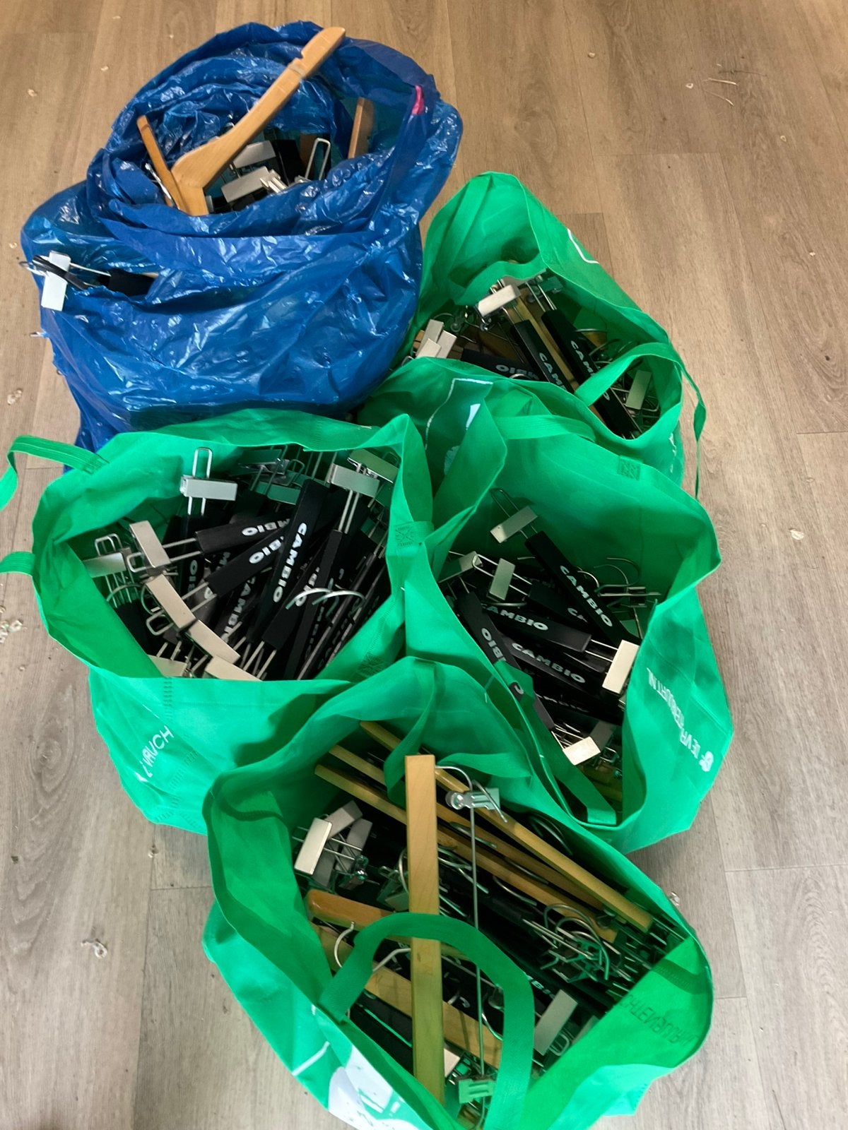 Partij houten broeken hangers ( van cambio & mac), Kleding | Dames, Kledinghangers, Ophalen of Verzenden, Zo goed als nieuw, Hout