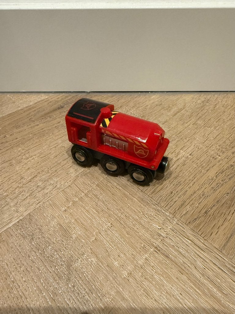 Heel goed Brio houten trein brandweer locomotief rood 33815, Ophalen of Verzenden, Zo goed als nieuw