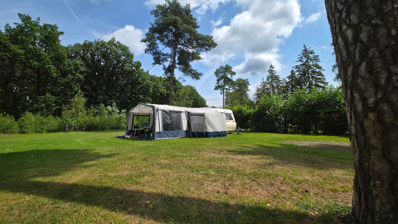 Wilk Deluxe 450 met complete voortent en extra's, Caravans en Kamperen, Caravans, Disselslot, Rondzit, Dwarsbed, Particulier