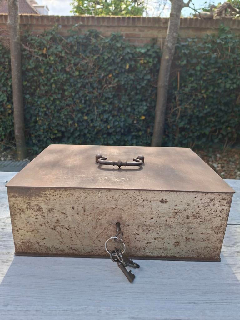 Antieke metalen geldkist Beaumont met 2 sleutels, Antiek en Kunst, Ophalen of Verzenden