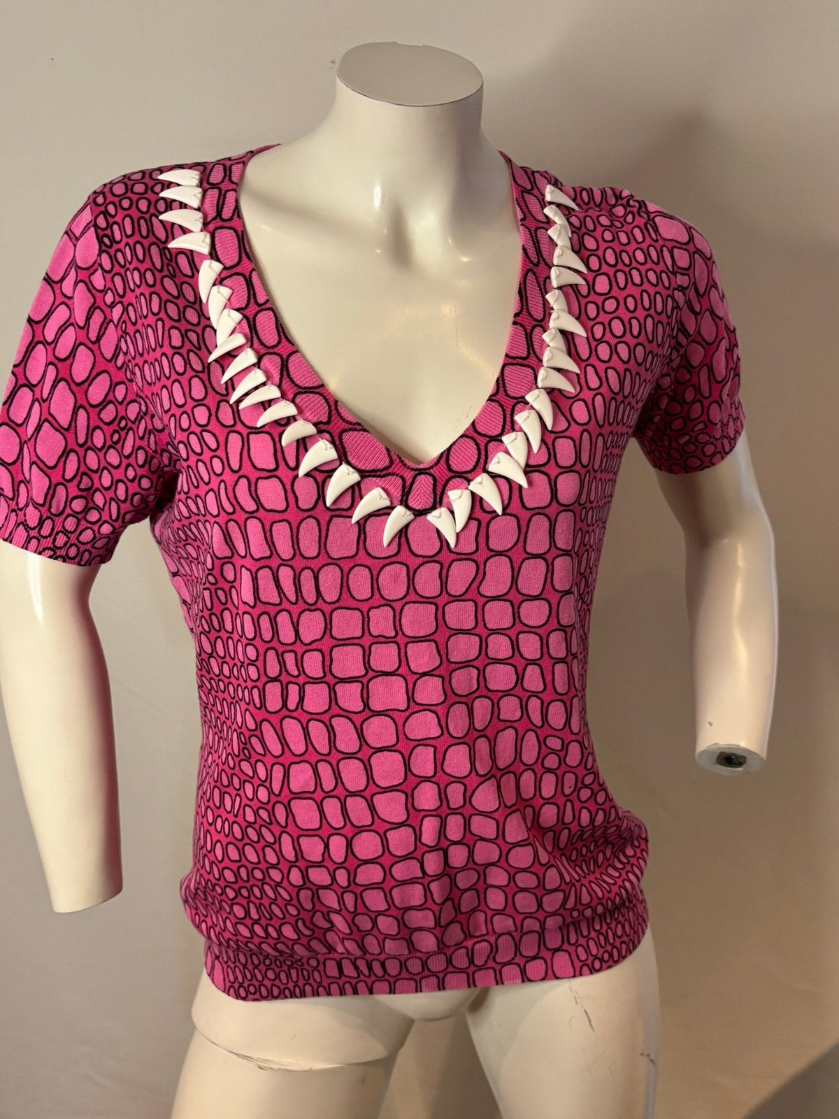 Moschino dun truitje met haaien tanden maat it 42 nl 38, Maat 38/40 (M), Zo goed als nieuw, Roze, Moschino