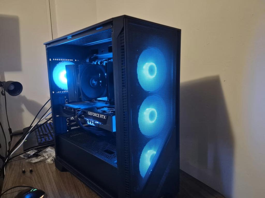 Gaming PC // RTX 5070 Ti & AMD Ryzen 7 9700X //, 7604 HM, 32 GB, AMD Ryzen 7 9700X, Zelf gebouwde pc