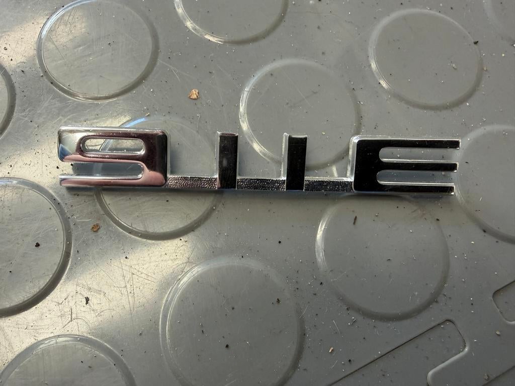 Porsche 911E dashbord embleem - zo goed als nieuw, Ophalen of Verzenden, Gebruikt, Voor, Porsche