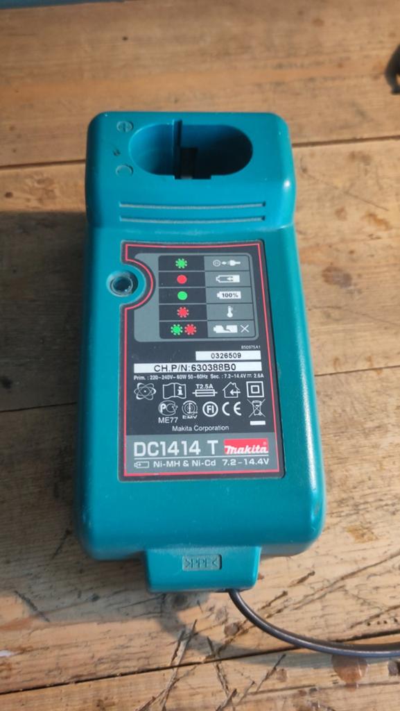 Makita DC1414 T Oplader voor Ni-MH & Ni-Cd 7.2-14.4V, Ophalen of Verzenden, Gebruikt, Minder dan 400 watt, Overige typen