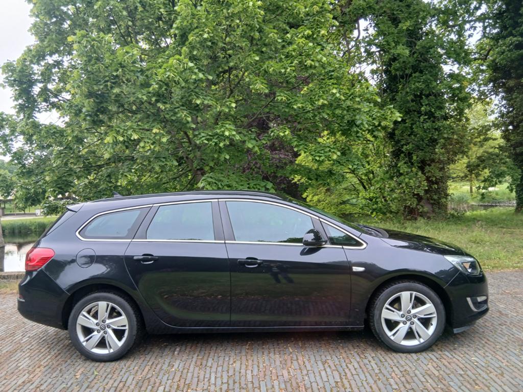 Opel Astra Sports Tourer 1.4 Turbo '13 Airco Navi Apk 7-2027, Auto's, Voorwielaandrijving, Stof, Zwart, 4 cilinders