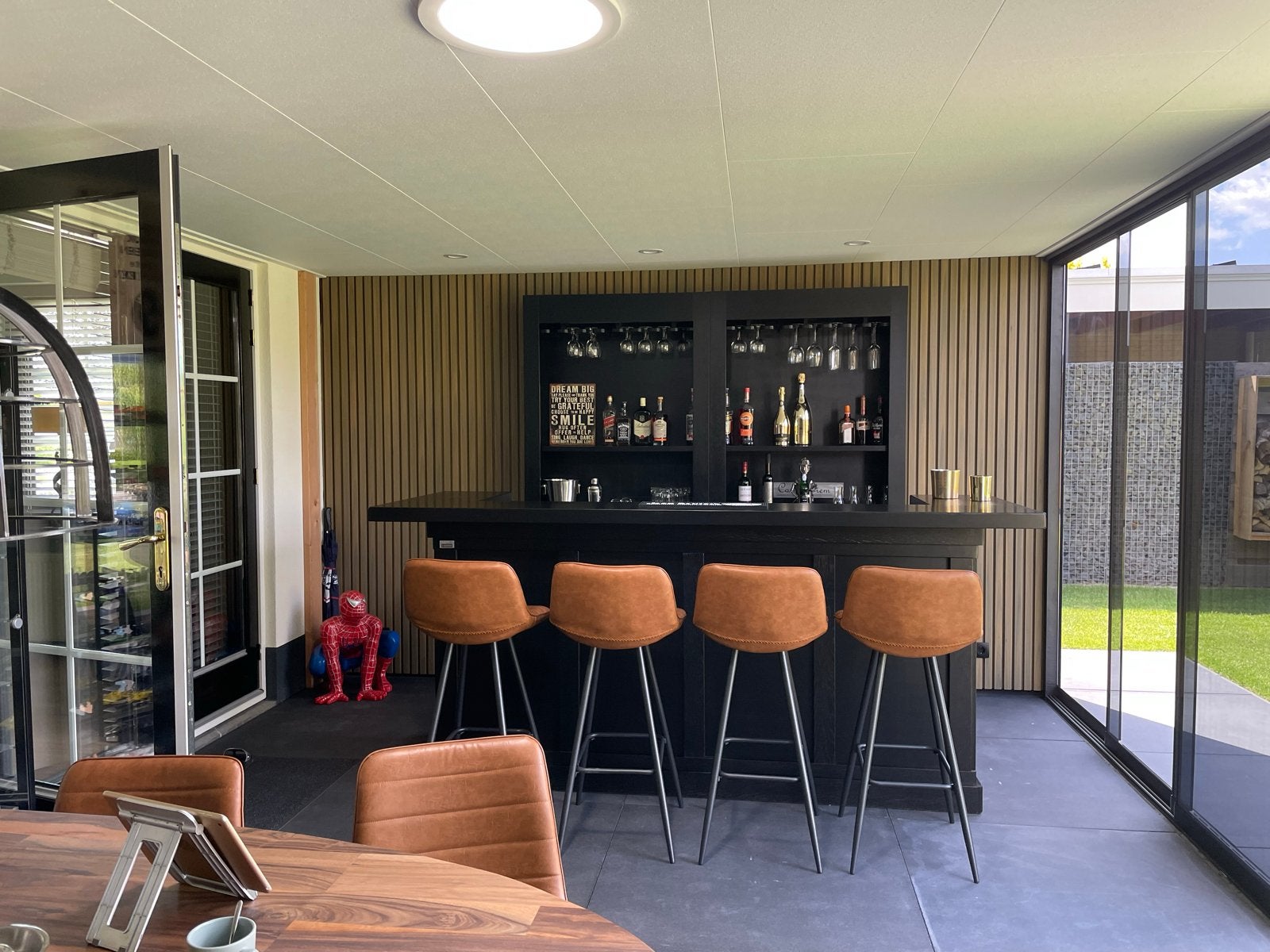 Nette bar met onder- en bovenkasten, incl. barstoelen, Huis en Inrichting, Ophalen, Zo goed als nieuw, Inclusief barstoelen