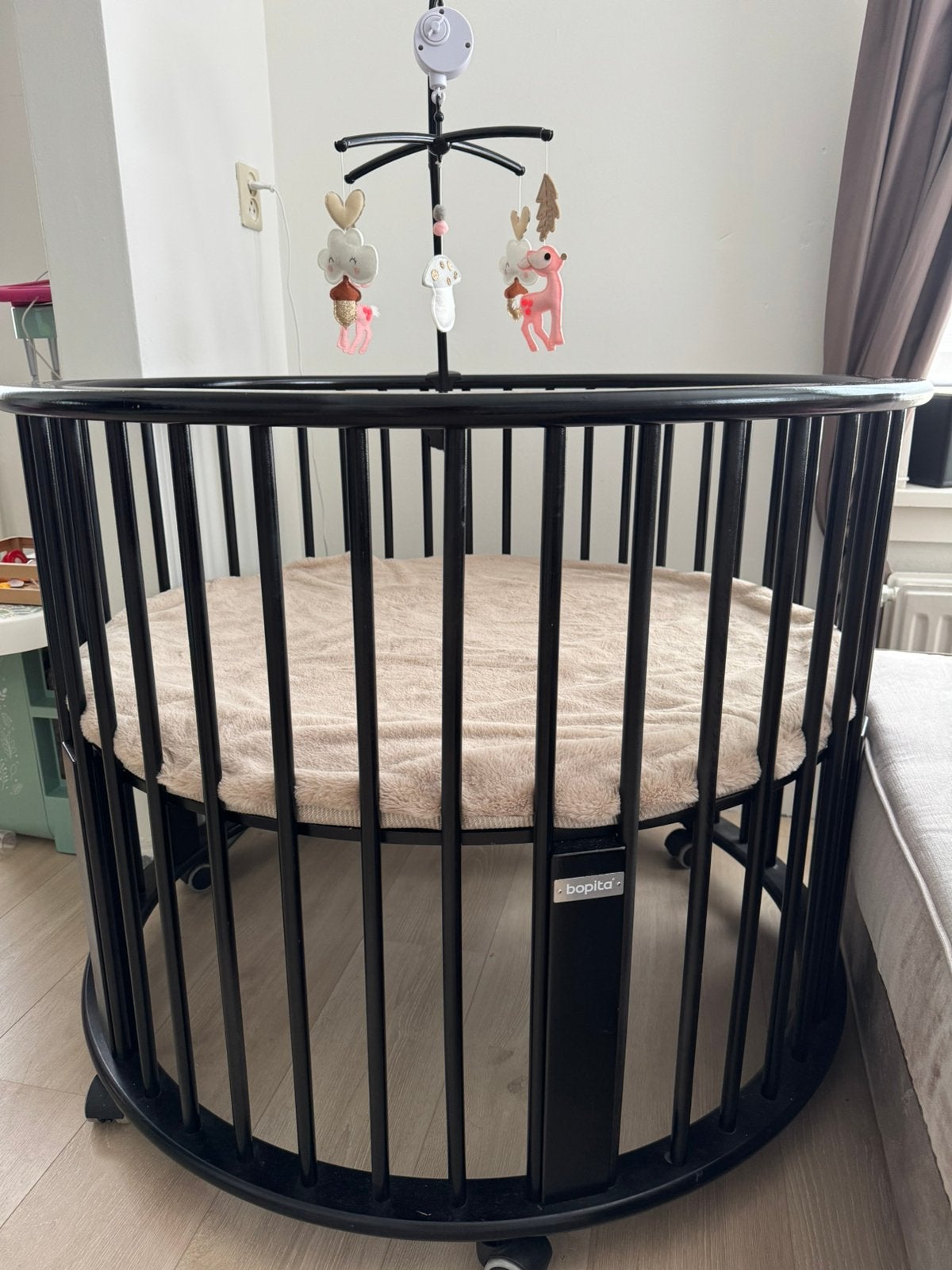 Bopita baby box met matras, bekleding,  boxmobiel kieke piep, Kinderen en Baby's, Boxen, Ophalen, Zo goed als nieuw, Rond, In hoogte verstelbaar