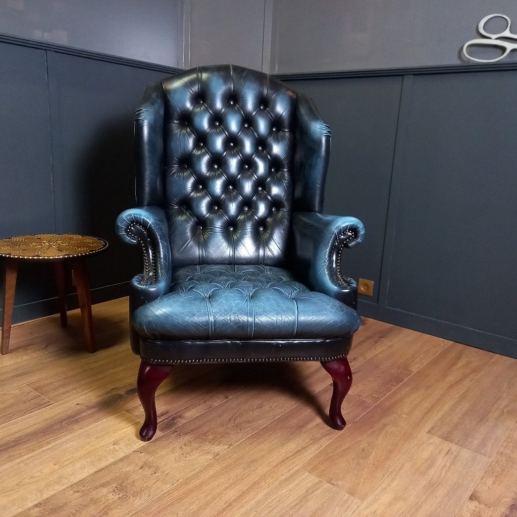 Blauwe chesterfield vintage barrelback fauteuil, Huis en Inrichting, Gebruikt, Chesterfield, Ophalen of Verzenden, 75 tot 100 cm