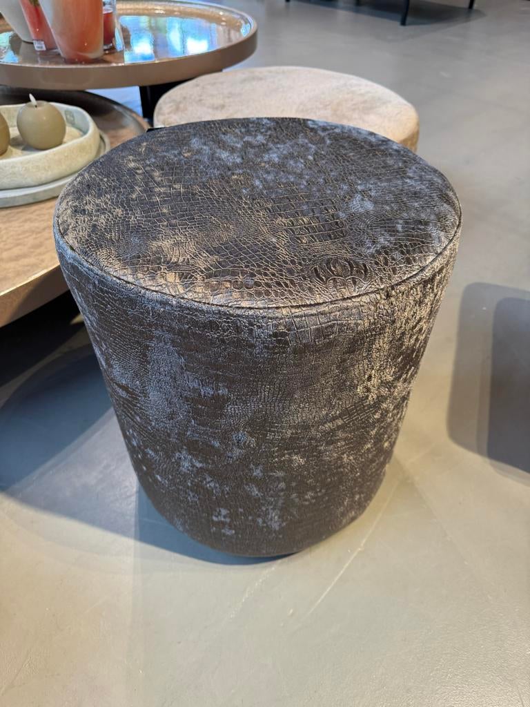 Luxe Poef met Krokodillenprint - Grijs/Zilver nieuw, Ophalen, Minder dan 50 cm, Rond, Nieuw