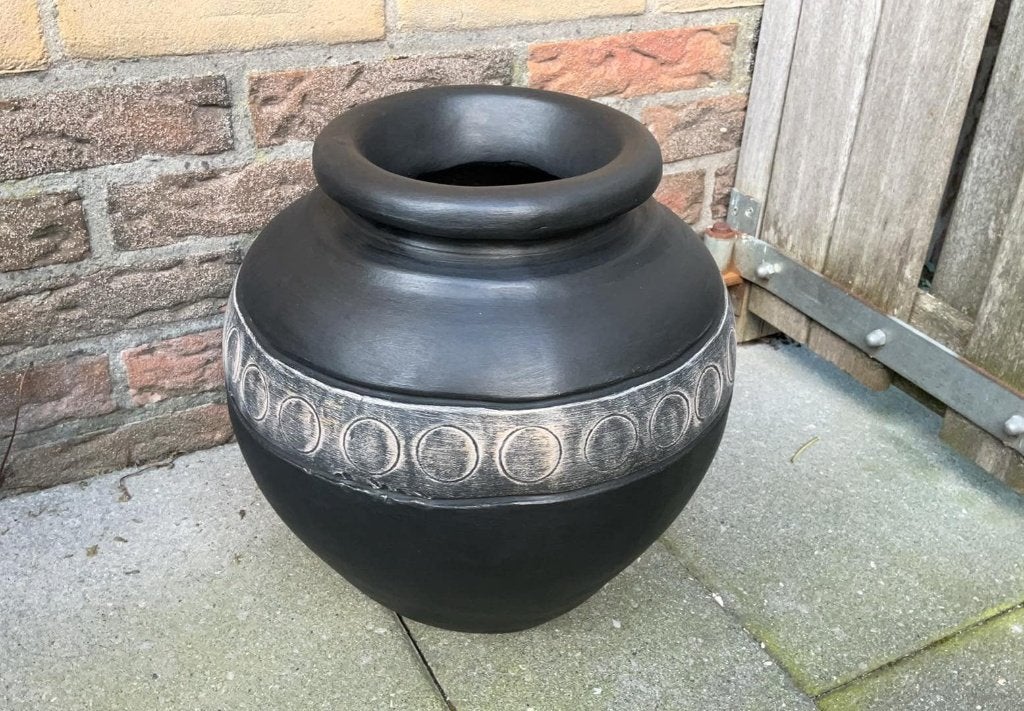 Zwarte vaas met stoere banddecoratie, Huis en Inrichting, Woonaccessoires | Vazen, Ophalen, Zo goed als nieuw, Steen/keramiek
