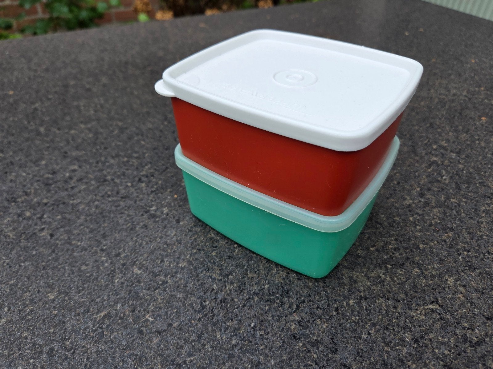 Tupperware bewaardozen 0.41L - rood en groen, Gebruikt, Bewaardoos, Ophalen of Verzenden, Met deksel