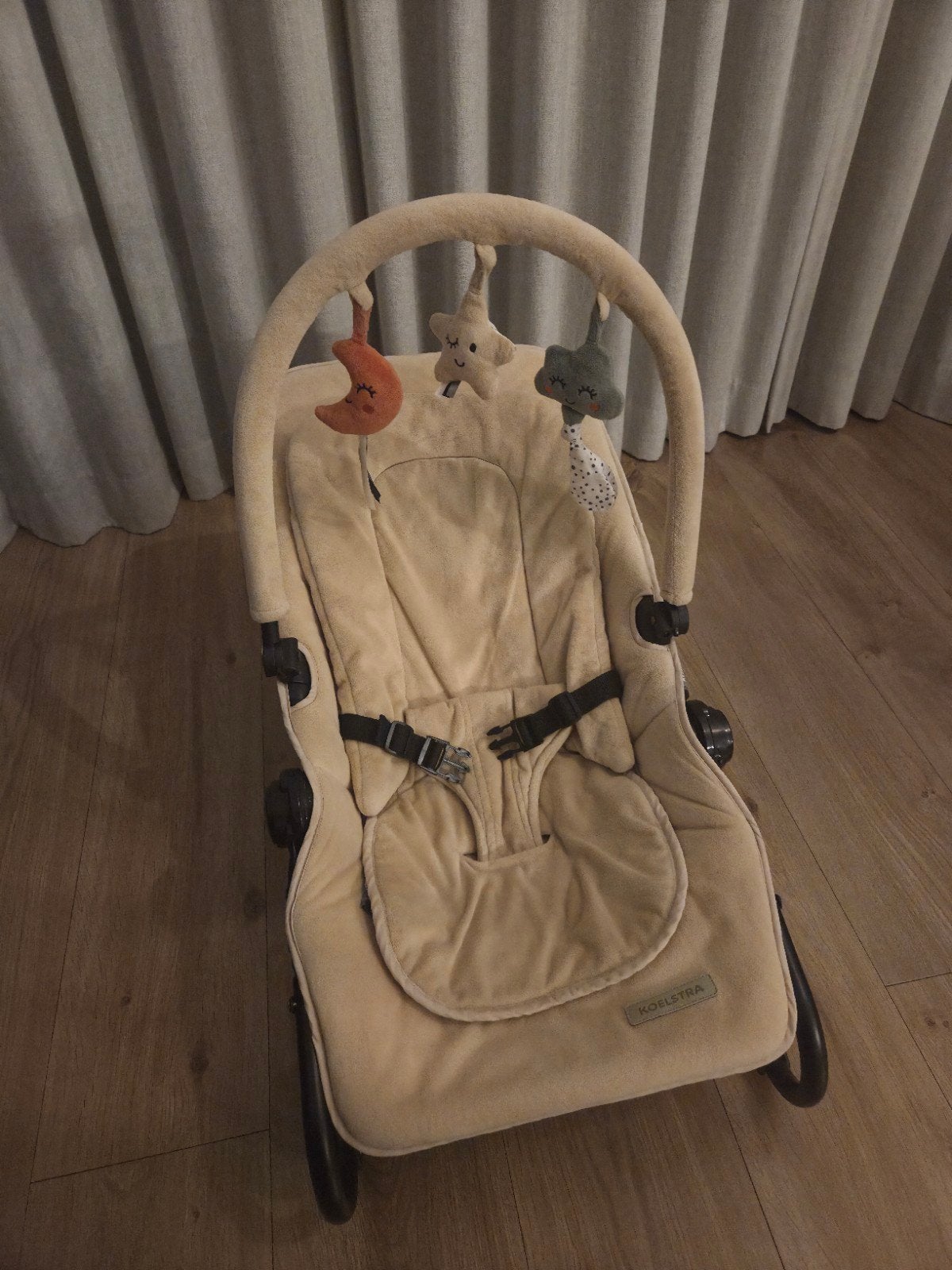 Koelstra Sitset LUX wipstoel met speelboog - beige, Wipstoel, Met gordel(s) of riempje(s), Zo goed als nieuw, Ophalen