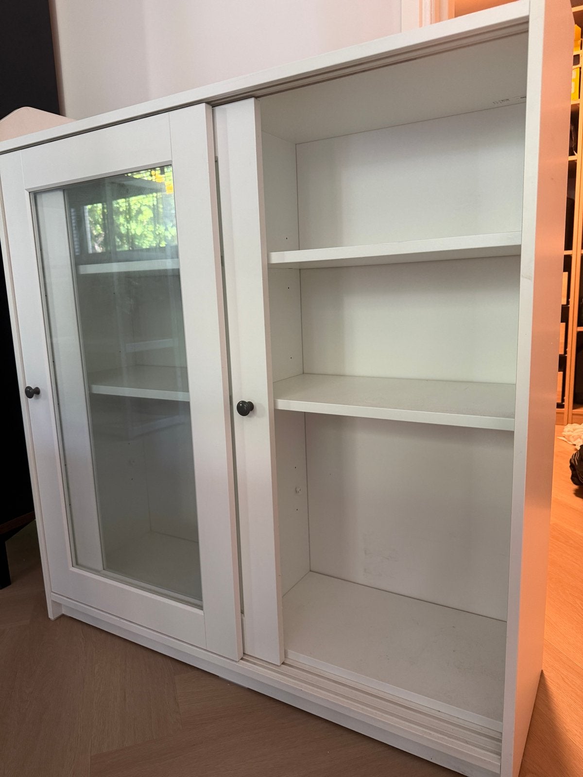 IKEA HAUGA Witte kast met glazen schuifdeuren en planken, Ophalen, Gebruikt, 100 tot 150 cm, 25 tot 50 cm