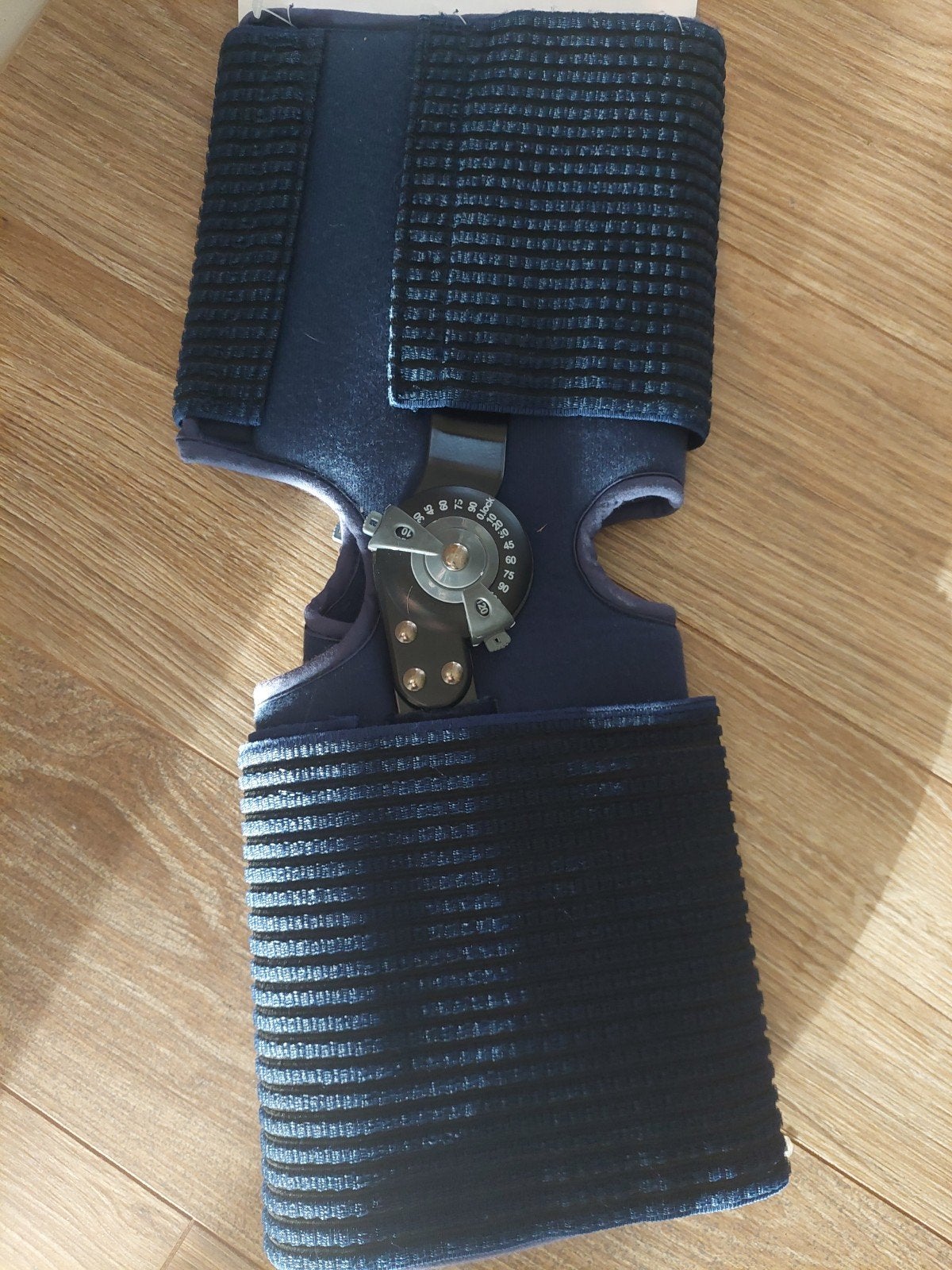 Matel kniebrace
Genoucim art fixe
50 cm hoog
Maat T 3, Ophalen