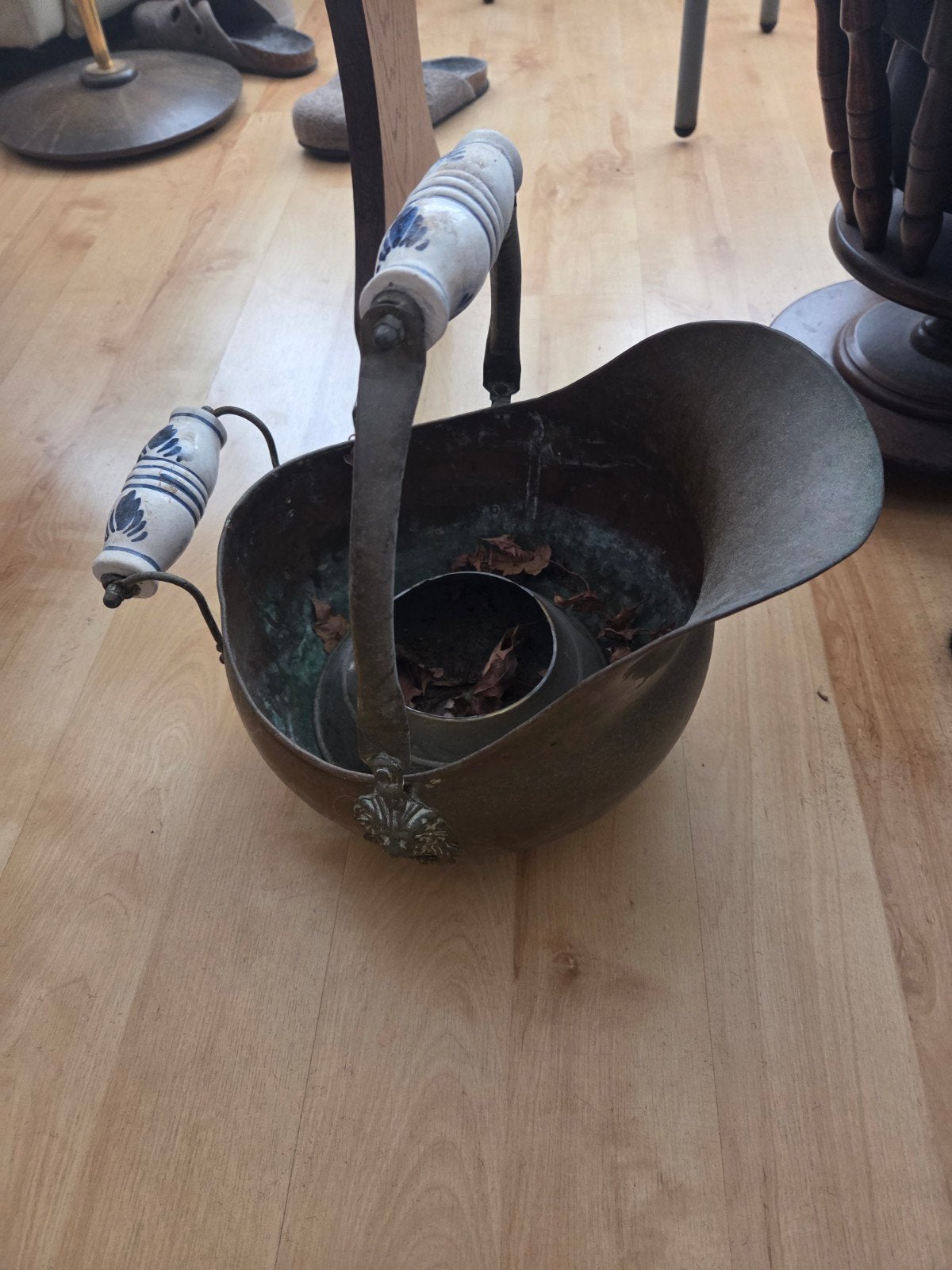 Antieke kolenemmer met Delfts blauw handvat, Ophalen