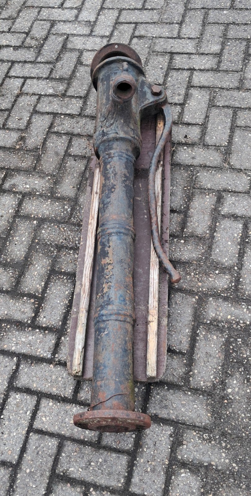 Antieke gietijzeren waterpomp - Decoratief object, Tuin en Terras, Ophalen, Gebruikt