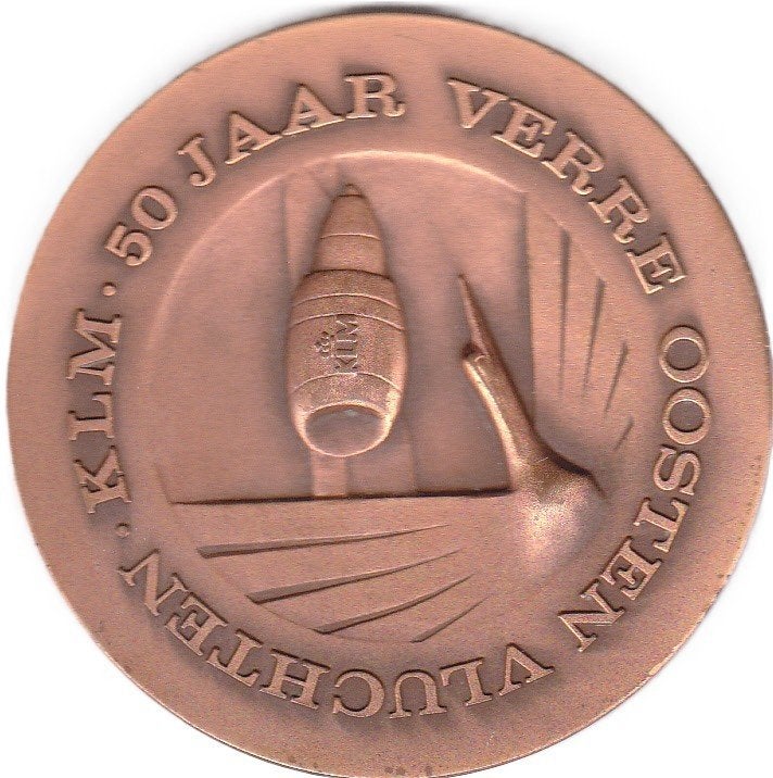 K L M 50 YEARS FAR EASTERN FLIGHTS K L M 50 JAAR VERRE OOSTE, Ophalen of Verzenden, Overige materialen