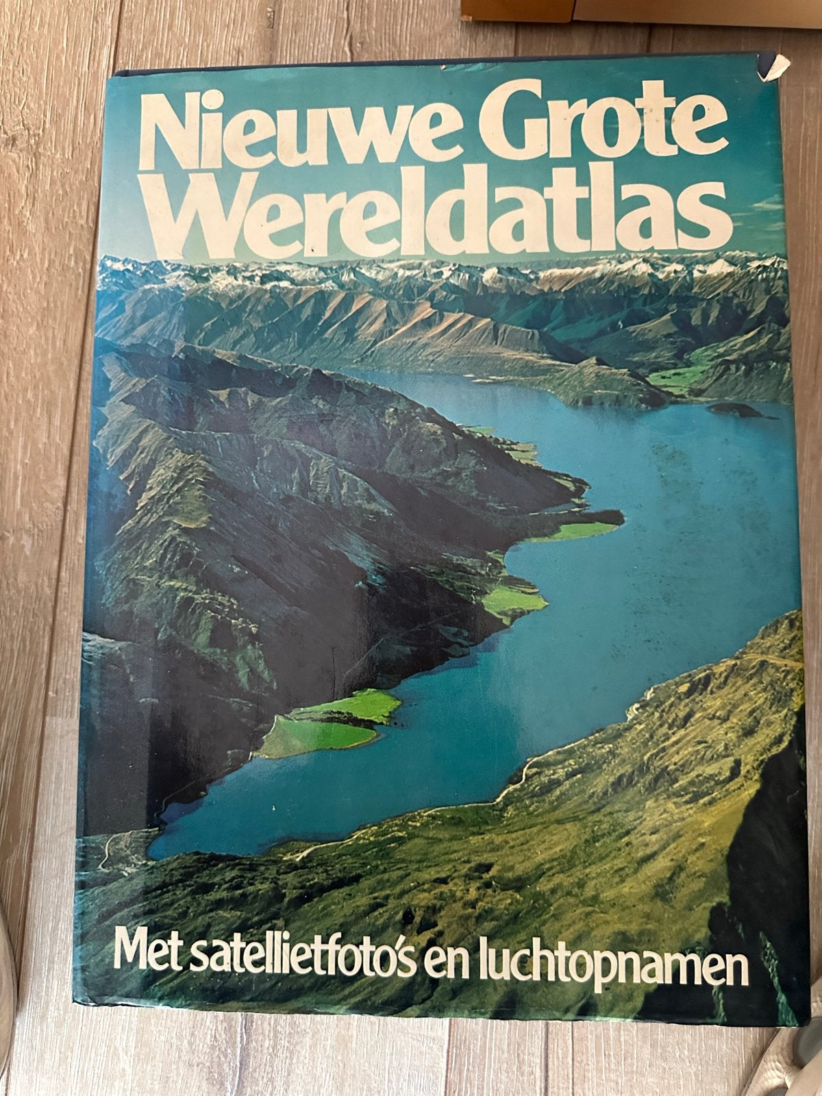 Nieuwe Grote Wereldatlas - Met satellietfoto's en luchtopnam, Boeken, Gelezen, Overige atlassen, Ophalen of Verzenden, 1800 tot 2000