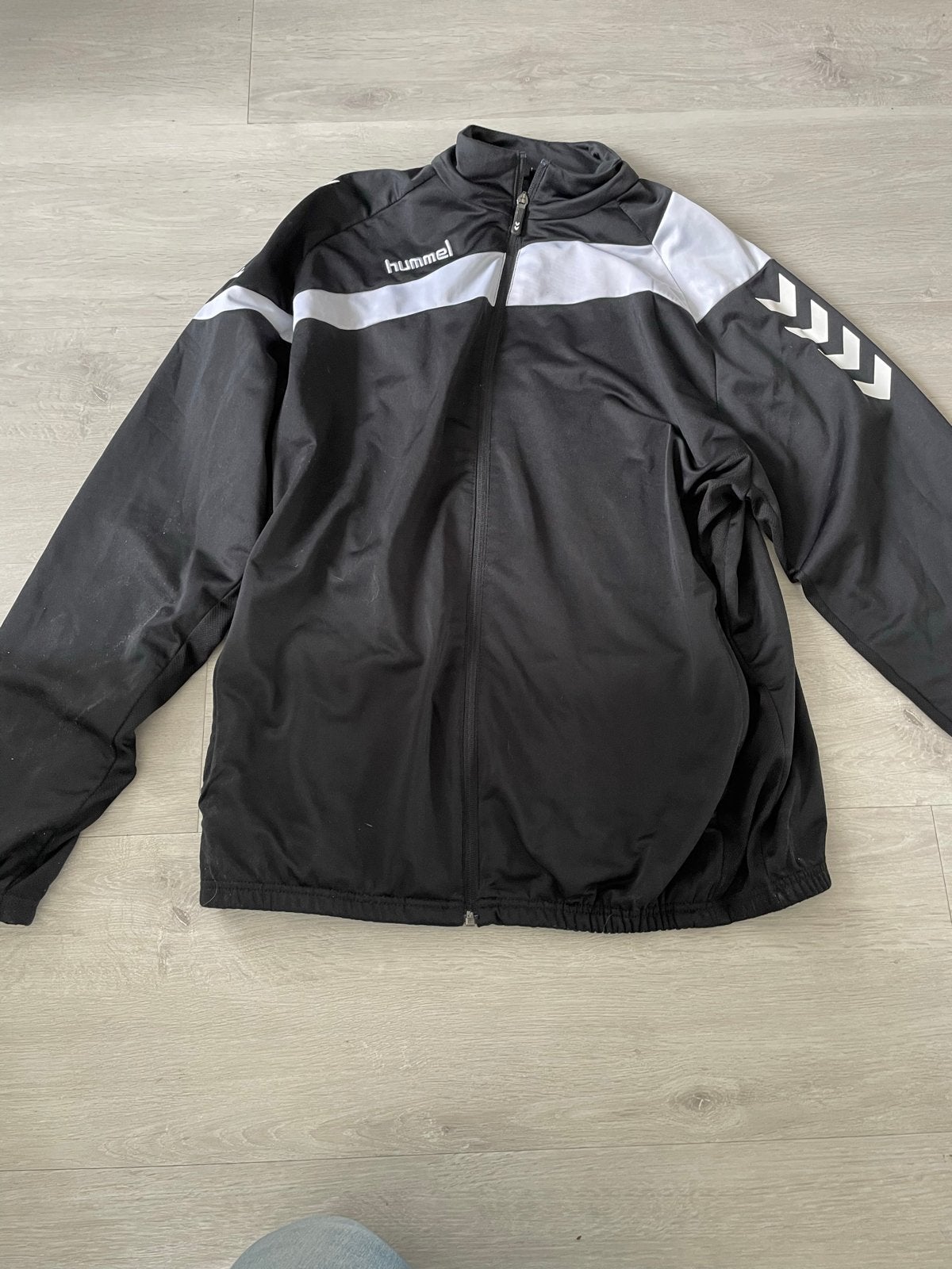 Hummel trainingsjack zwart/wit, Kleding | Heren, Maat 48/50 (M), Zwart, Ophalen of Verzenden, Zo goed als nieuw