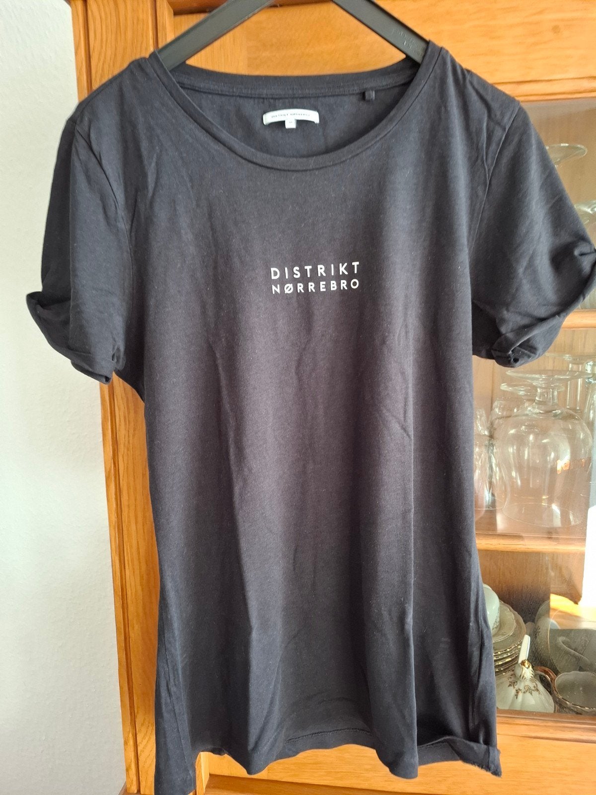 Distrikt Nørrebro Zwart T-shirt met Witte Opdruk, Kleding | Dames, Maat 38/40 (M), Distrikt Nørrebro, Zwart, Ophalen of Verzenden