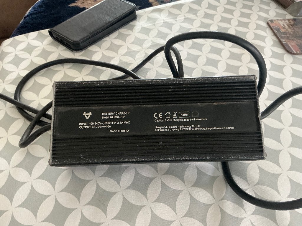 Acculader Niu  60 volt 29 Ah, Fietsen en Brommers, Brommeronderdelen | Scooters, Ophalen of Verzenden, Zo goed als nieuw, Overige typen