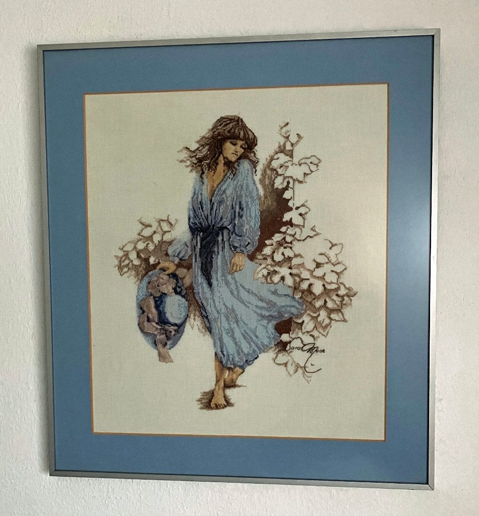 Borduurwerk Sara Moon - ingelijst met passe-partout - blauw, Ophalen, Gebruikt, 63 cm, Vintage