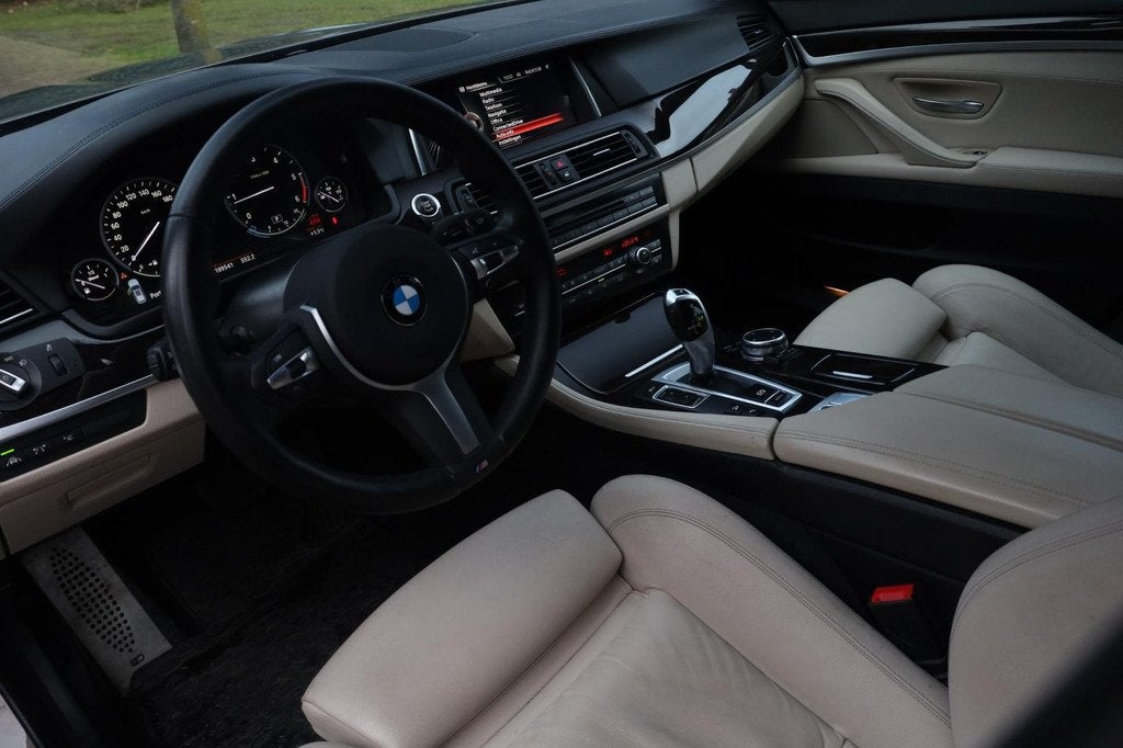 BMW 5-serie Touring 520d M Sport Edition Aut. | M-Pakket | C, Auto's, Automaat, Automatische klimaatregeling, Leder, Diesel