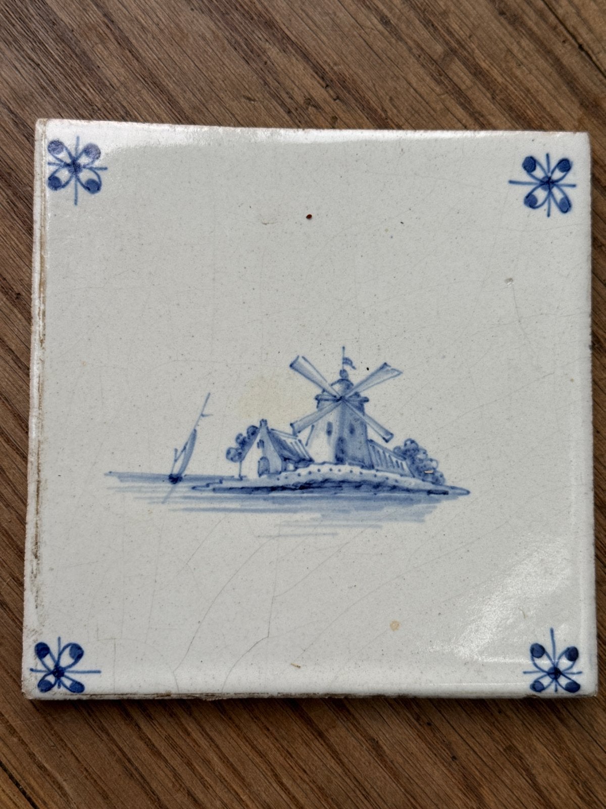 Antieke Delfts Blauwe Tegel met Molen en Zeilboot, Ophalen of Verzenden