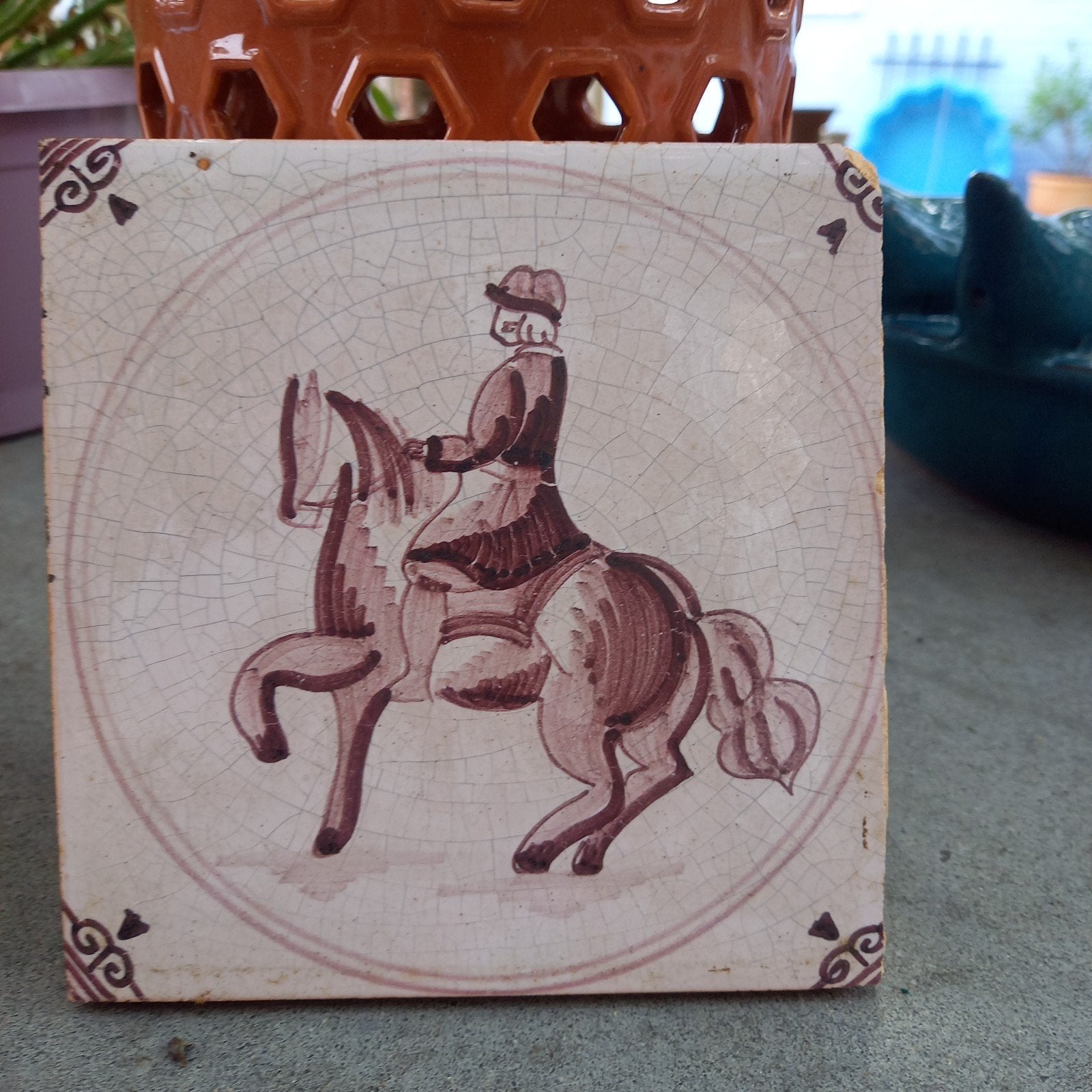 Antieke Hollandse tegel in mangaan Ruiter te paard ca. 1900, Antiek en Kunst, Antiek | Wandborden en Tegels, Ophalen of Verzenden