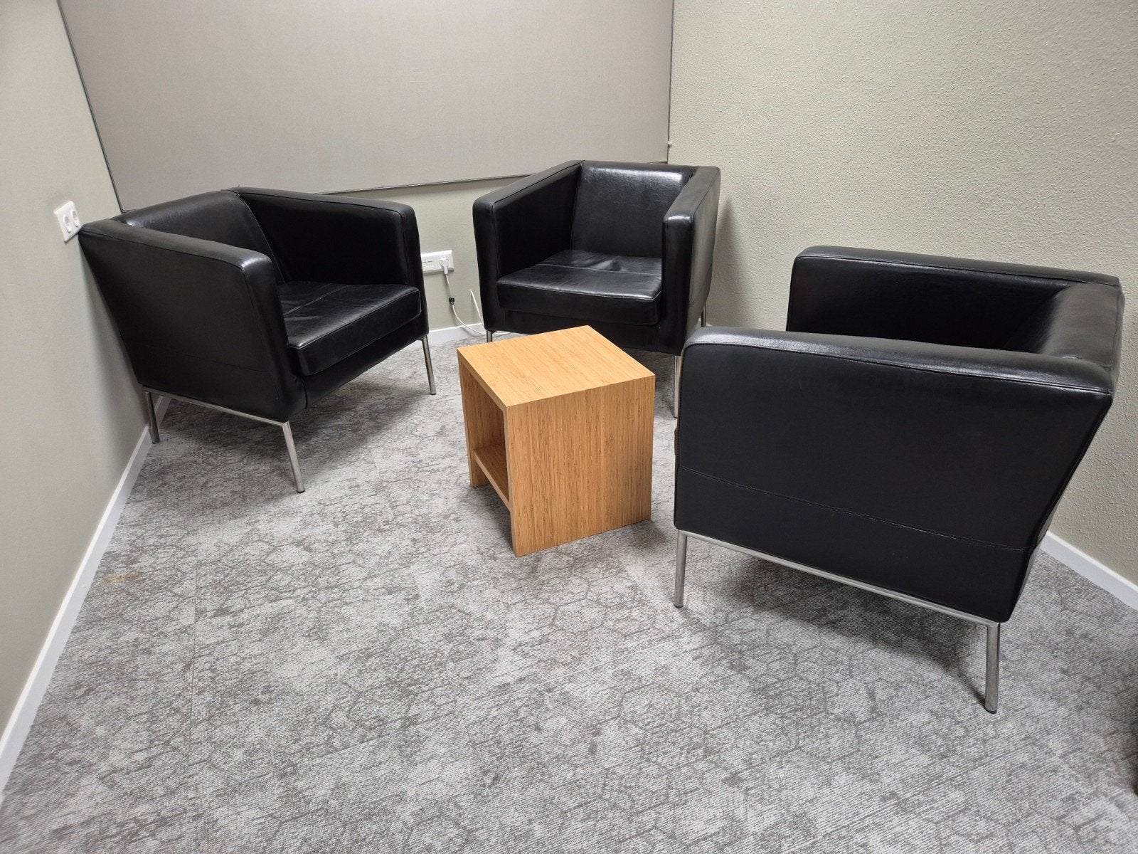 3 IKEA Karlstad fauteuils zwart leer, Huis en Inrichting, Eenpersoons, Ophalen of Verzenden, Zo goed als nieuw, Modern, Tijdloos