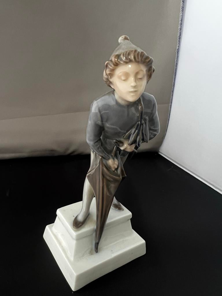 Vintage Porseleinen Beeldje: Jongen met Paraplu, Ophalen of Verzenden