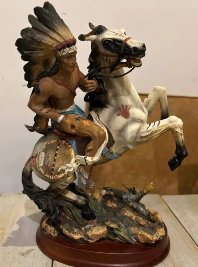 Kleurrijk beeld van Indiaan op steigerend paard (25 x 17 cm), Ophalen of Verzenden, Zo goed als nieuw, Mens