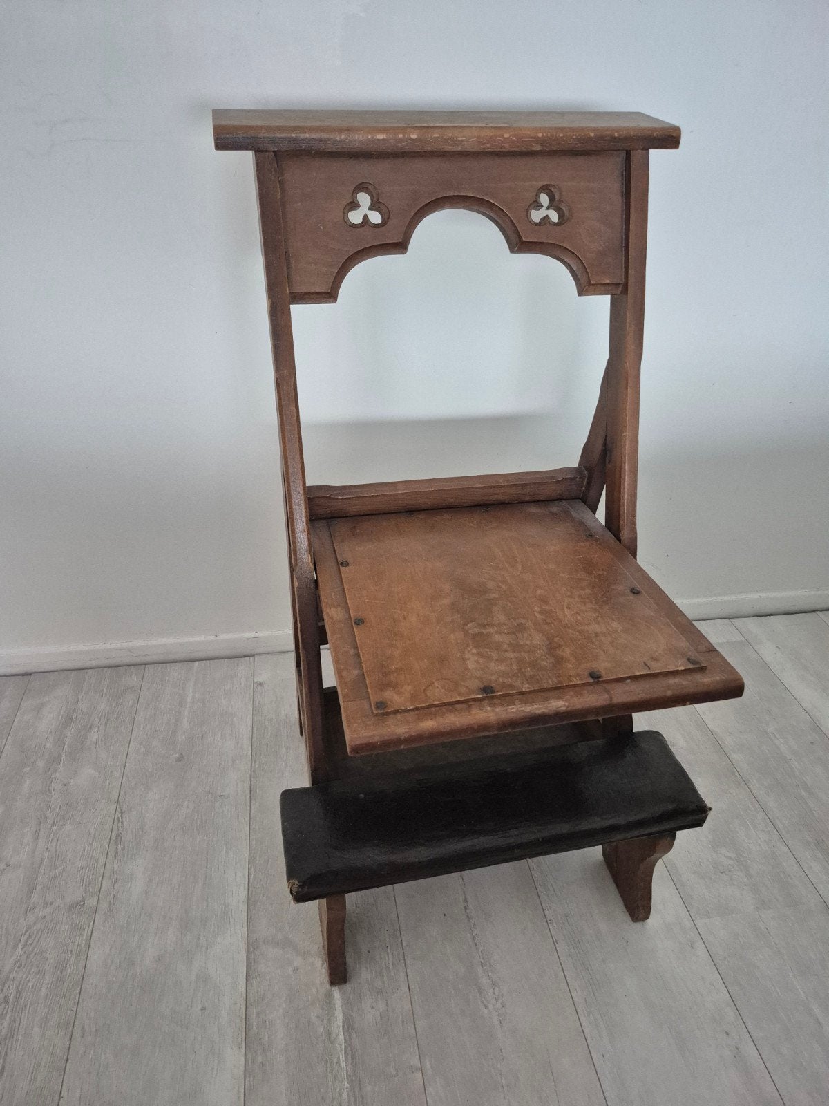 Antiek bidstoeltje, Ophalen