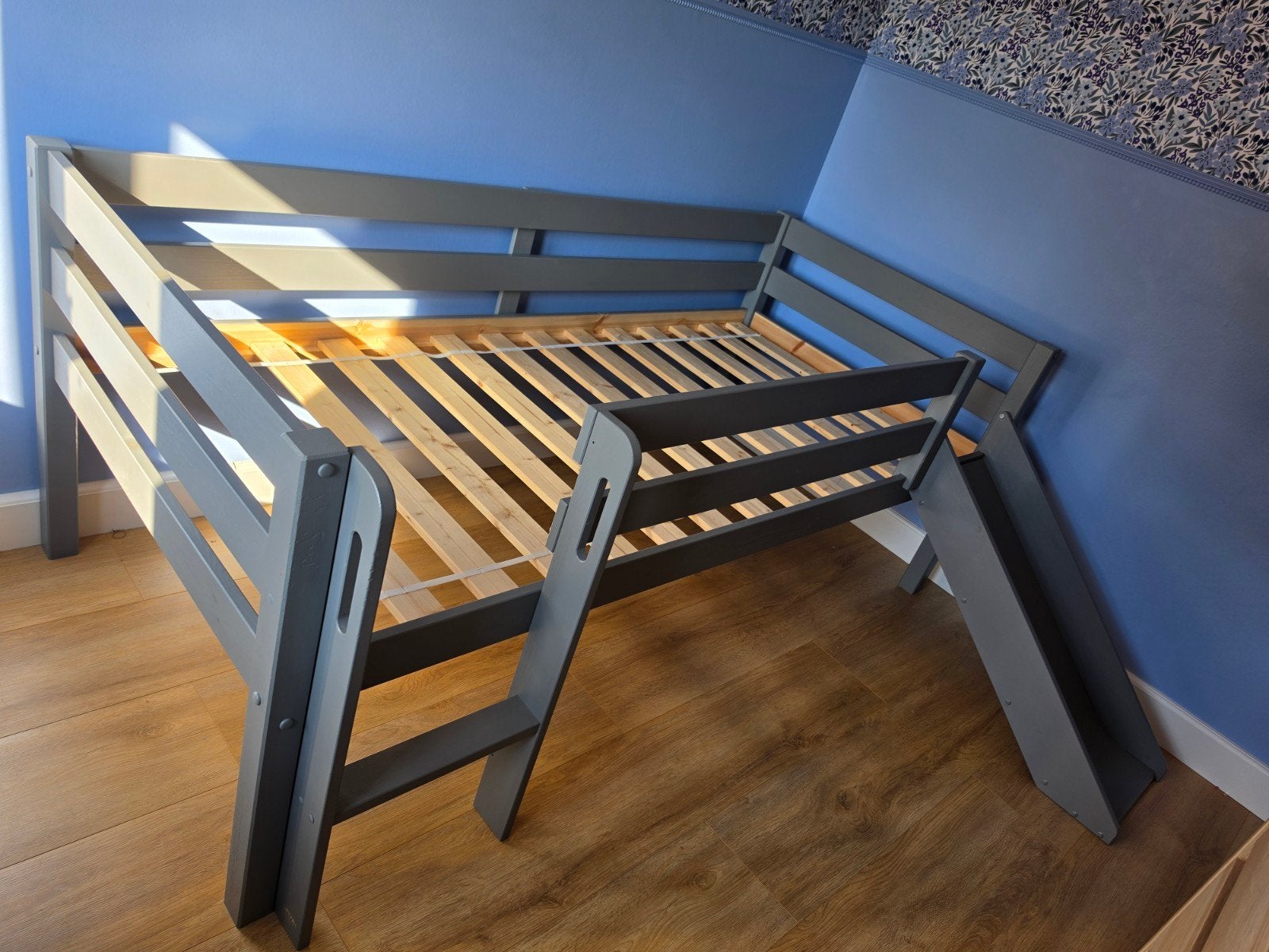 Kinderbed met glijbaan - Grijs houten eenpersoonsbed, Huis en Inrichting, Ophalen, 90 cm, Eenpersoons, Zo goed als nieuw
