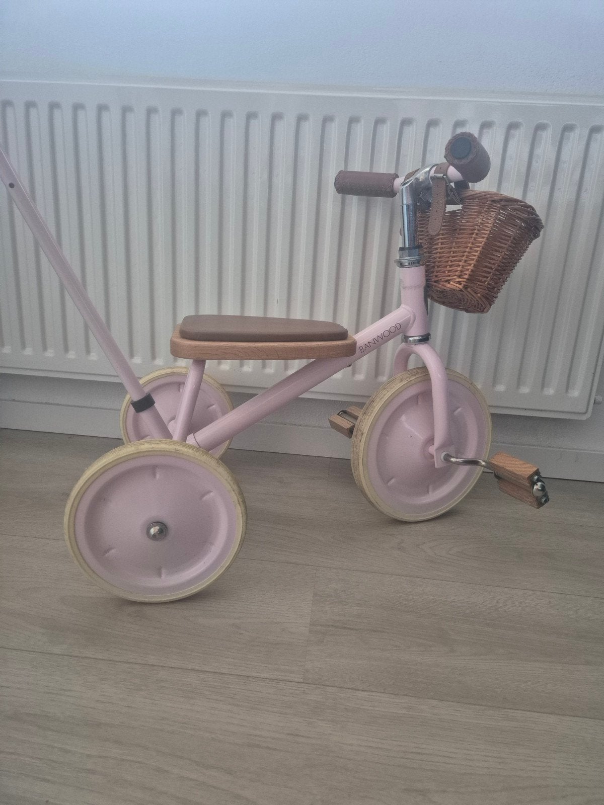 Banwood roze driewieler met duwstang en mandje, Ophalen, Duwstang, Gebruikt, Velgrem