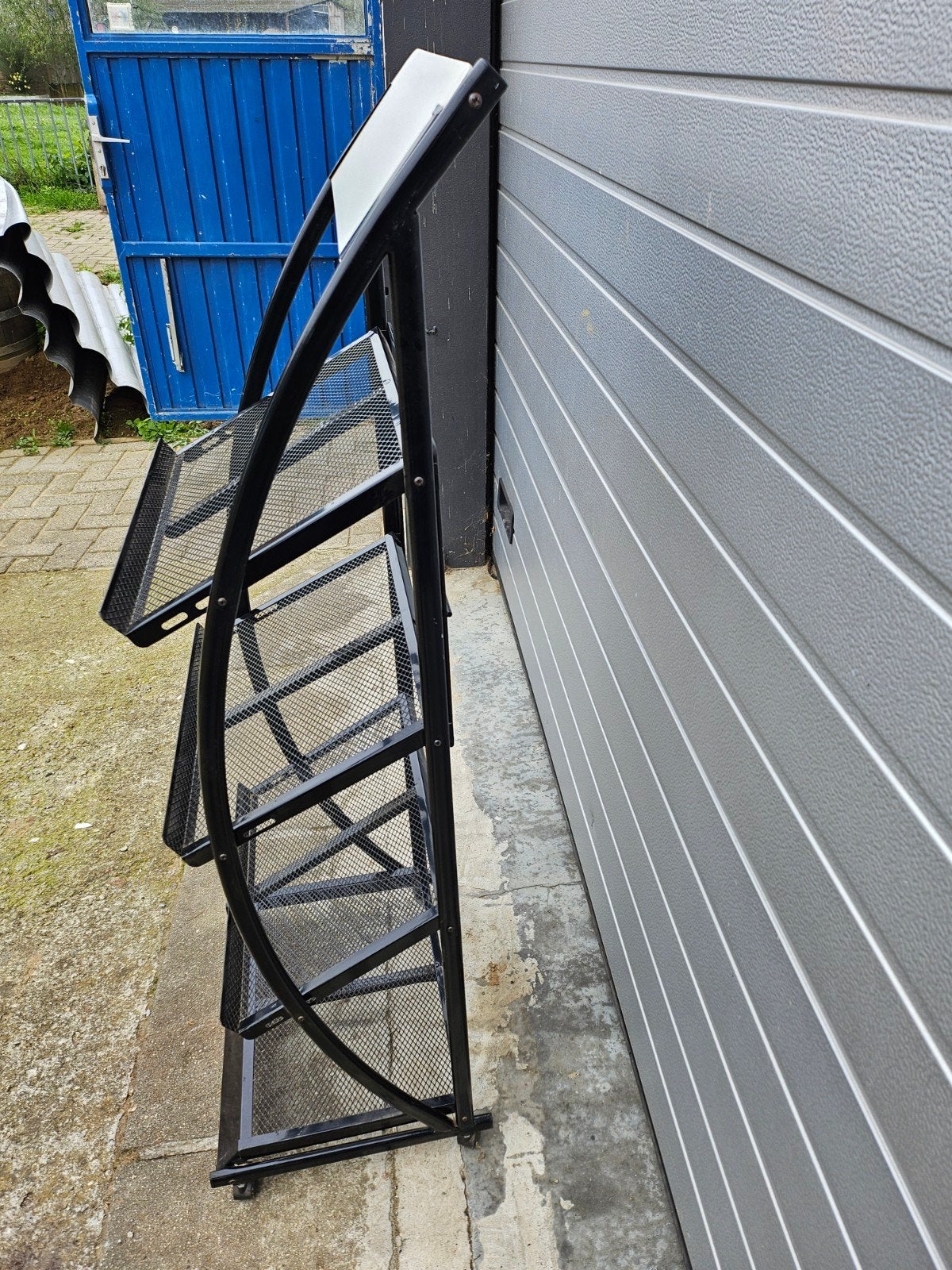 Zwart metalen displayrek met 3 etages en wielen, Ophalen, Gebruikt