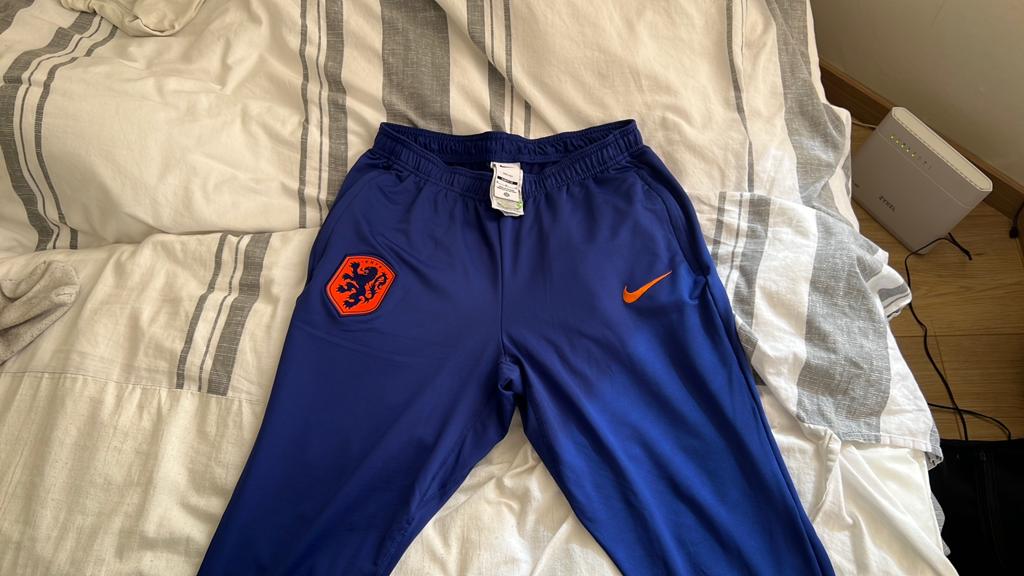 Nike trui en broek, Kleding | Heren, Sportkleding, Zo goed als nieuw, Voetbal, Maat 48/50 (M), Oranje, Ophalen