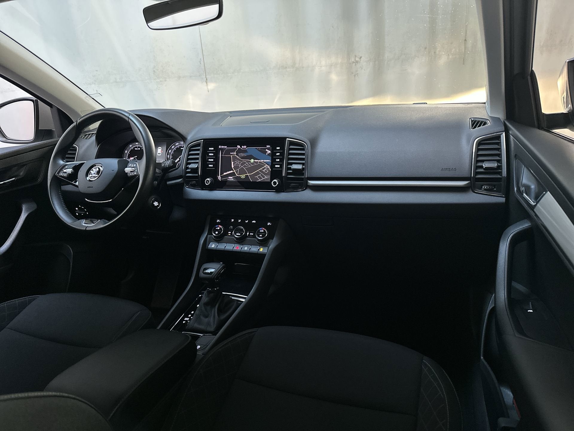 Skoda Karoq 1.5 TSI DSG ACT Business Edition Trekhaak Naviga, Auto's, Dealer onderhouden, Stof, 4 cilinders, Automatische klimaatregeling
