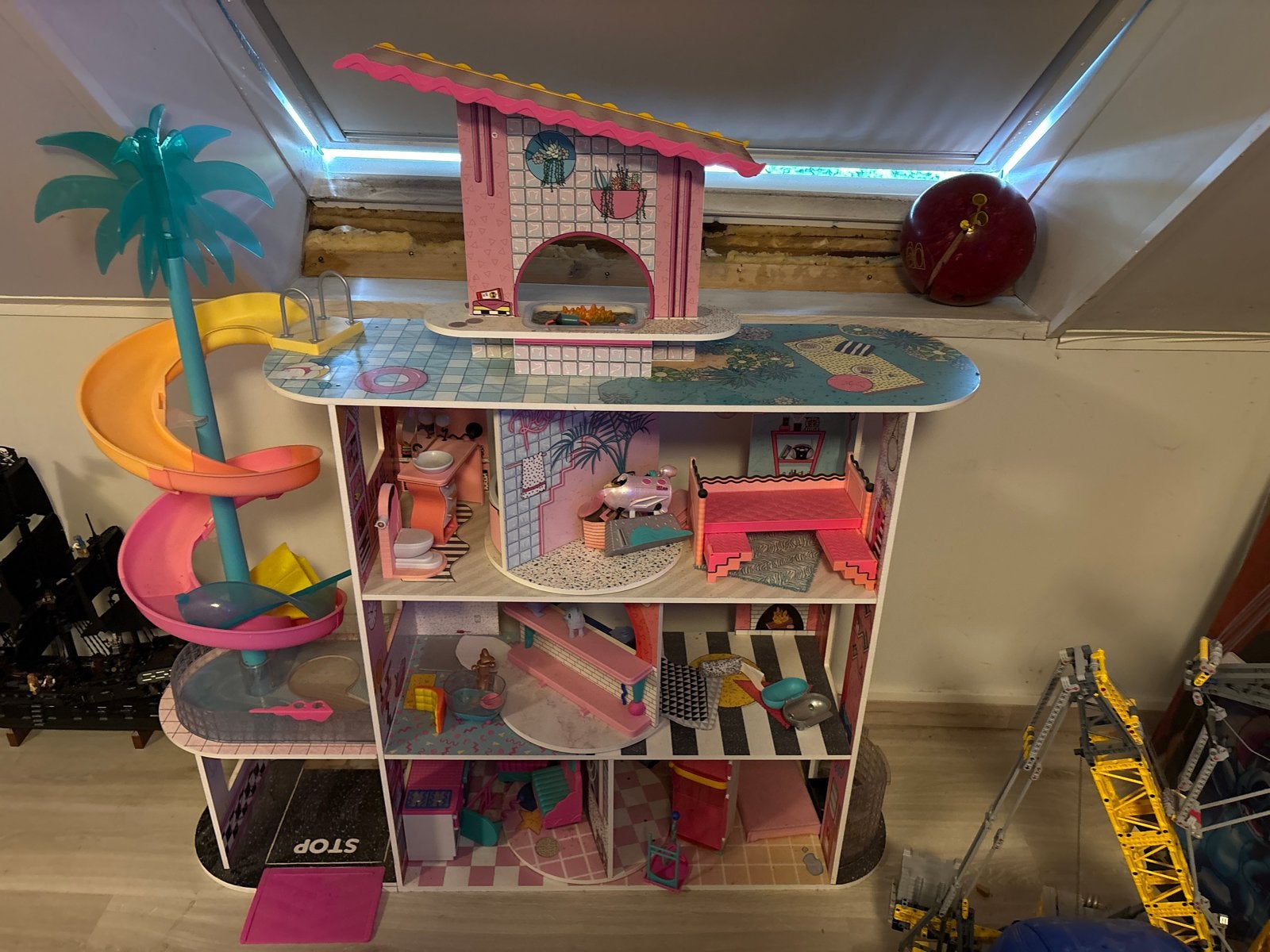 LOL Surprise OMG Huis Poppenhuis met meubels en accessoires, Kinderen en Baby's, Ophalen, Gebruikt, Poppenhuis